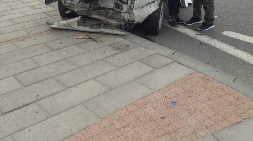 İki aracın karıştığı trafik kazasında 5 kişi yaralandı