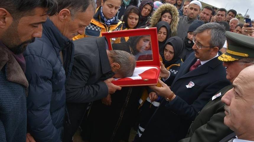Şehit babasına Kırıkkale Valisi&rsquo;nden T&uuml;rk bayrağı