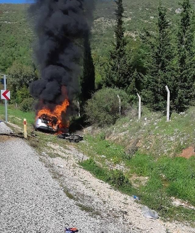 Şarampole savrulan otomobil alev alev yandı: 2 yaralı