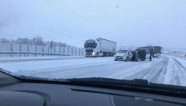 Bingöl'de yoğun kar yağışı ve tipi nedeniyle araçlar mahsur kaldı