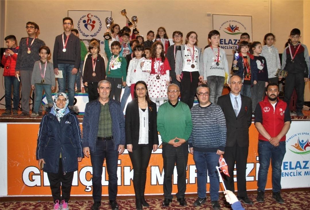 Satran&ccedil;ta derece yapan &ouml;ğrenciler,  &ouml;d&uuml;llerini aldı