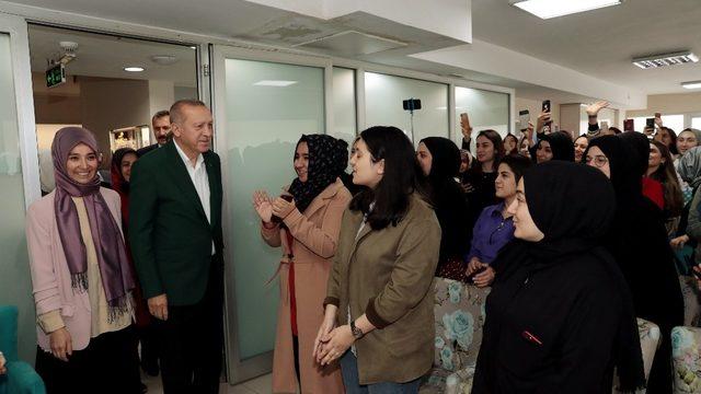 Cumhurbaşkanı Erdoğan’dan kız yurduna ziyaret