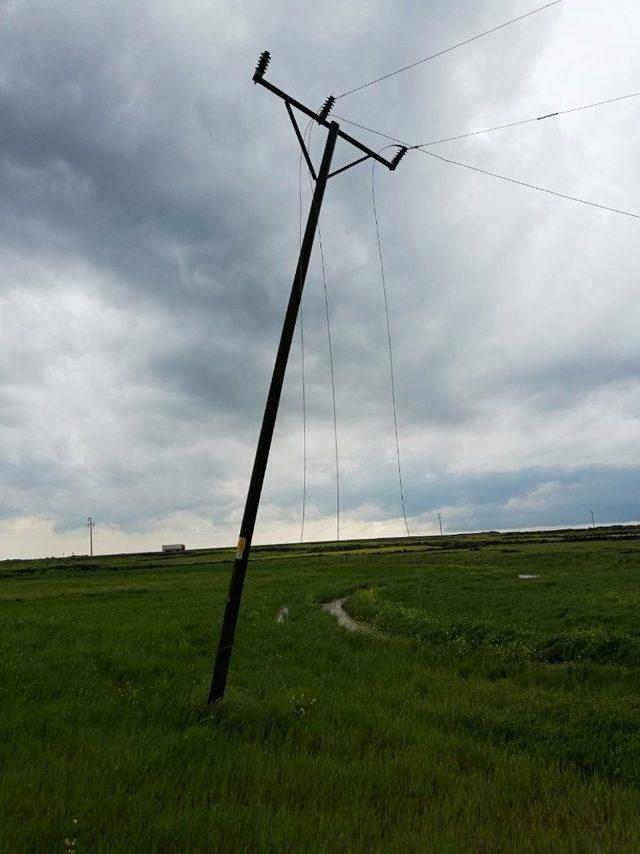 Hortum ağaçları, elektrik direklerini devirdi