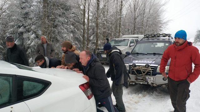 Yaylada kar nedeniyle mahsur kalan 10 kişi kurtarıldı