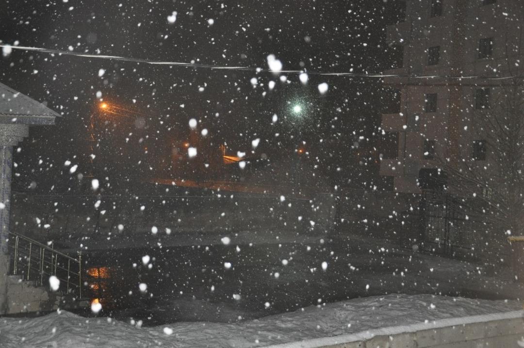 Y&uuml;ksekova&rsquo;da Lapa Lapa Yağan Kar Yağışı Şaşırttı