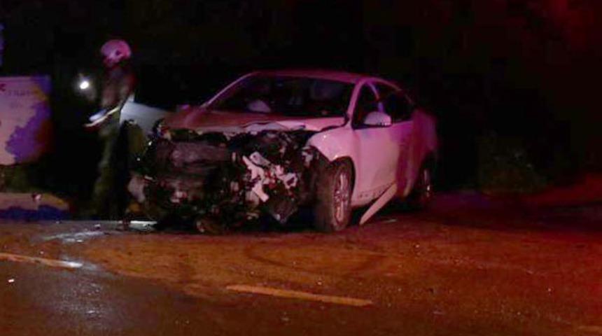 İstanbul'da feci kaza! Kafa kafaya &ccedil;arpıştılar: Yaralılar var