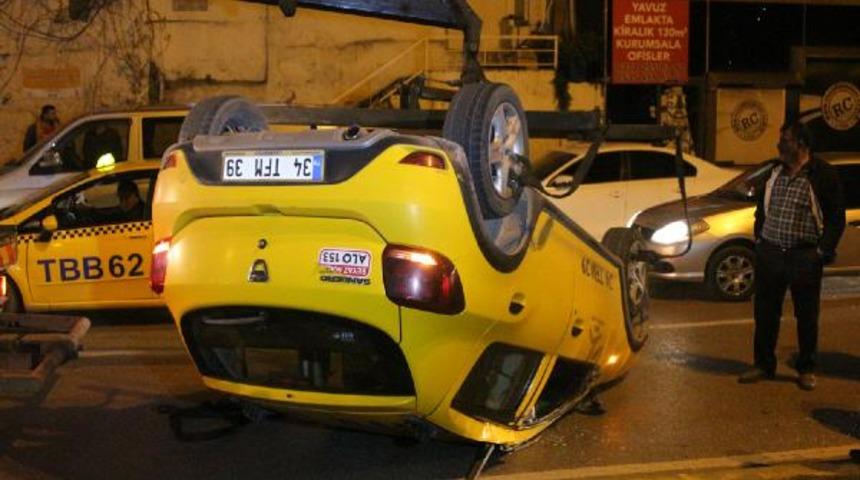 Kontrolden çıkan taksi, lüks otomobile çarpıp takla attı
