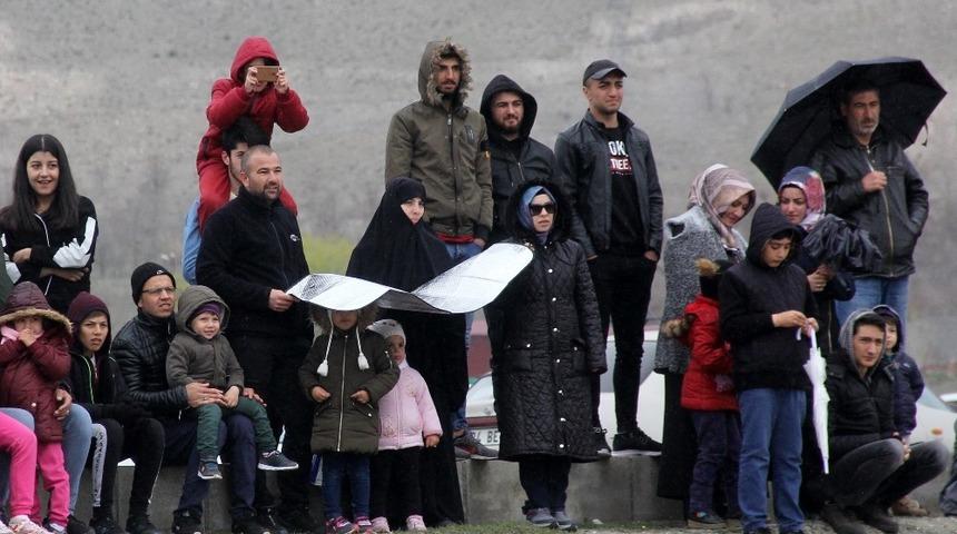 &Ccedil;ocuklar ıslanmasın