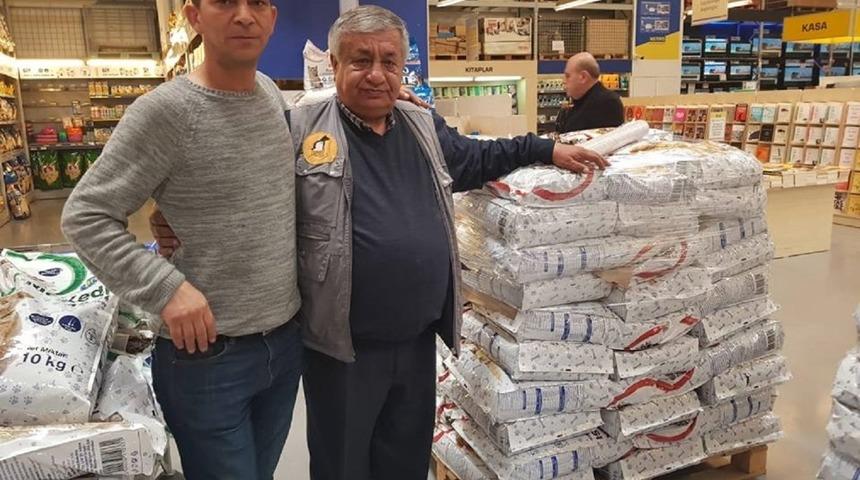 Hayvansever kızının anısına 5 ton mama dağıttı