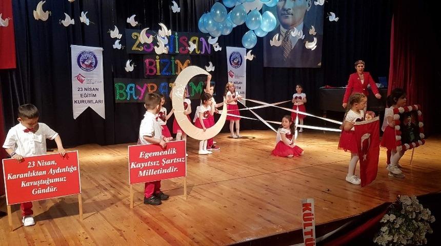 Minik &ouml;ğrenciler sahnede hem oynadı hem de ağladı