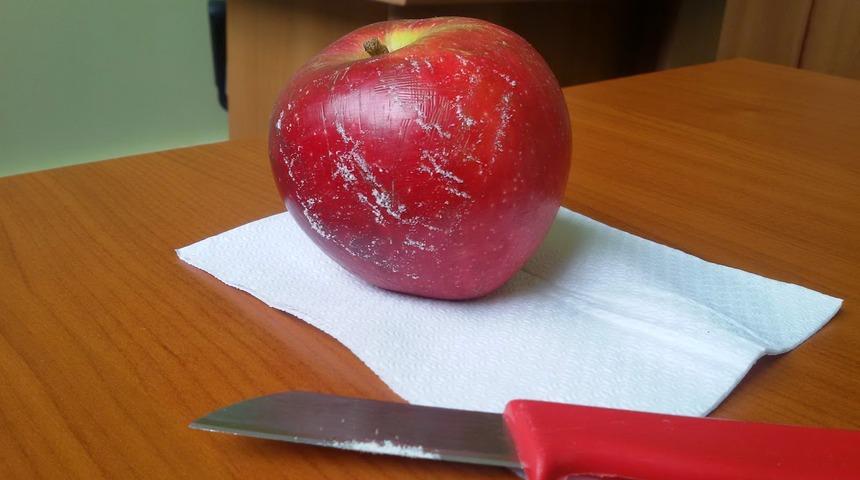 &Ouml;yle b&ouml;yle kandırılmadık! Meğer elmaların parlak g&ouml;z&uuml;kmesi i&ccedil;in deodorant sıkıyorlarmış