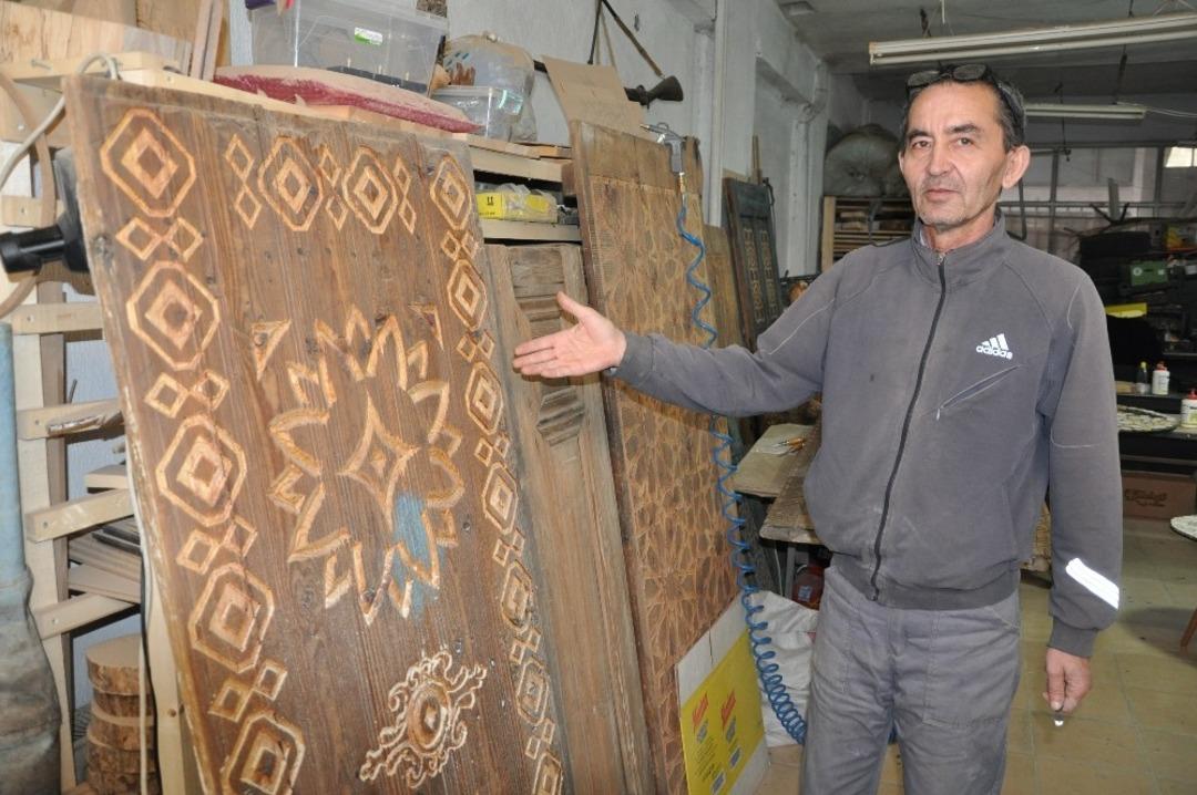 Eski ev kapıları, masa ve yatak başlığı oluyor