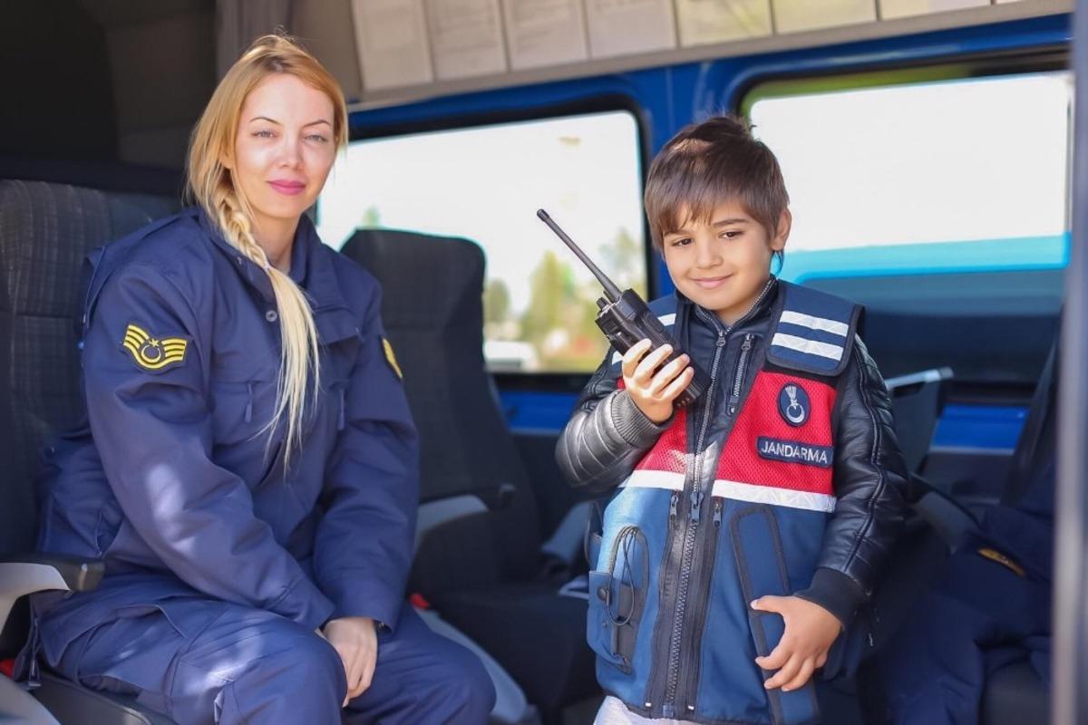 Miniklerden jandarmaya b&uuml;y&uuml;k ilgi