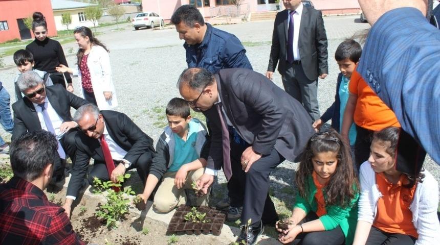 Iğdır &ccedil;i&ccedil;eklerle g&uuml;zelleşiyor