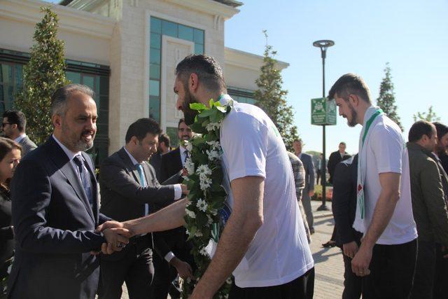 Kupayı Bursa’ya getirdiler, başkan onları kapıda karşıladı...