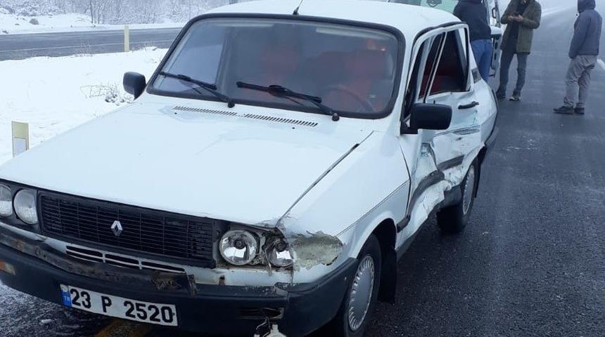 Elazığ-Bing&ouml;l yolunda kaza:3 yaralı