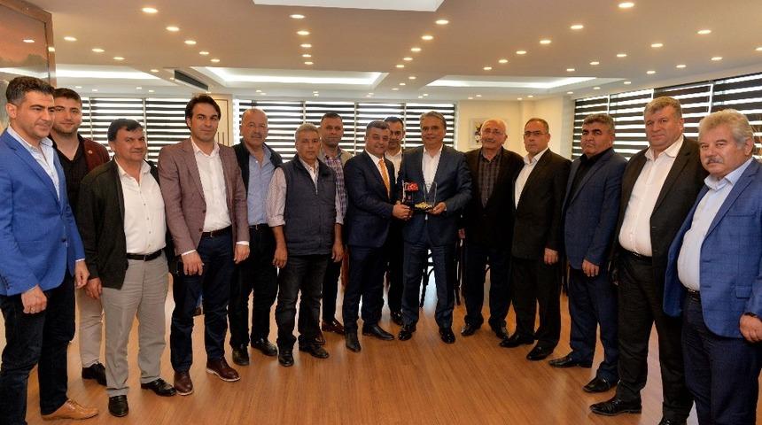 Taksici esnafından Başkan Uysal&rsquo;a işgaliye harcı teşekk&uuml;r&uuml;