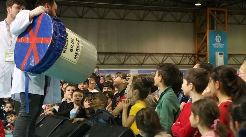 &Ccedil;ocuklar festivalde bilim şov ile eğlendi