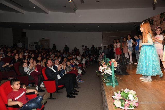 Çiğli’de 23 Nisan şenliği tiyatro ile devam etti