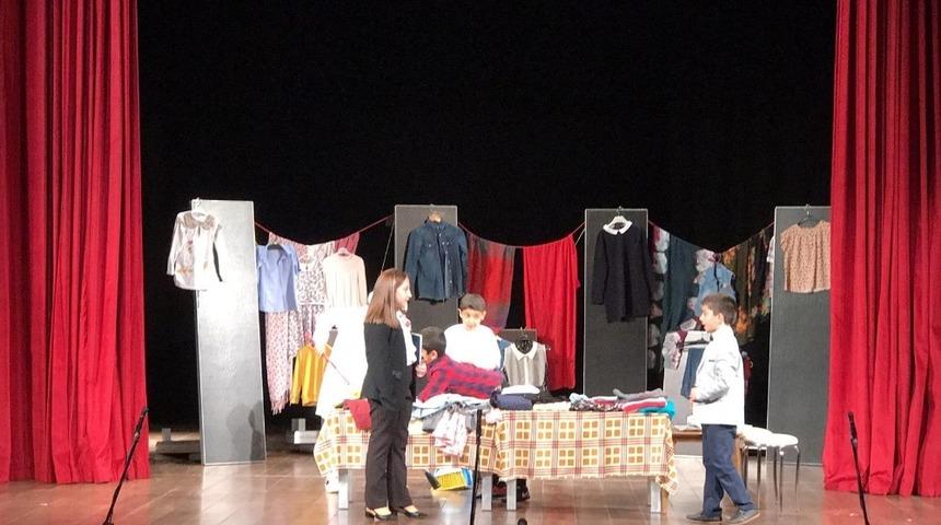 Çocuklardan ebeveynlere tiyatrolu gönderme