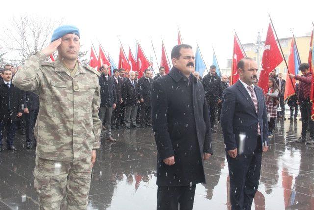 Hakkari’nin kurtuluşu kar yağışı altında kutlandı