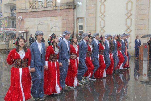 Hakkari’nin kurtuluşu kar yağışı altında kutlandı