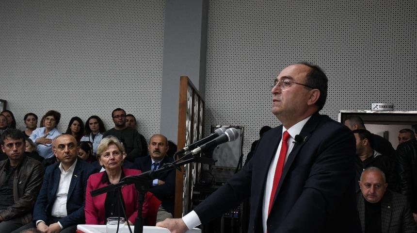 CHP’li Başkan Elçin Artvin Belediyesi’nin borç listesini belediye binasına astı