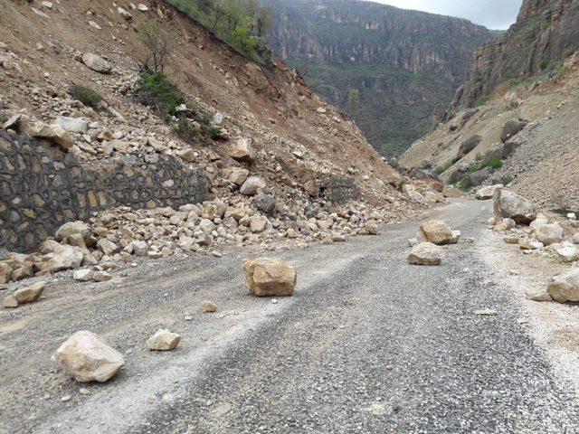 Siirt’te dağdan kopan dev kaya parçaları yolu ulaşıma kapattı