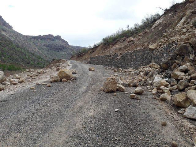 Siirt’te dağdan kopan dev kaya parçaları yolu ulaşıma kapattı