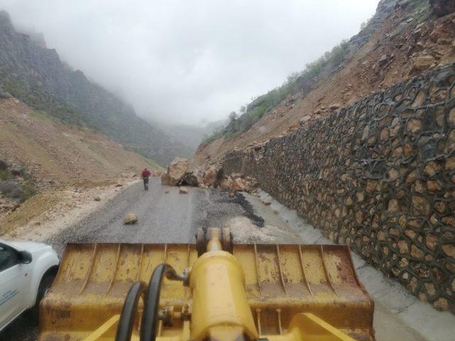 Siirt’te dağdan kopan dev kaya parçaları yolu ulaşıma kapattı