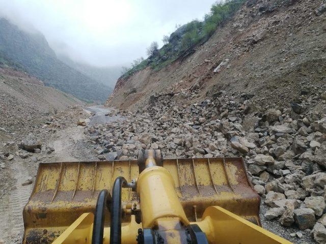 Siirt’te dağdan kopan dev kaya parçaları yolu ulaşıma kapattı