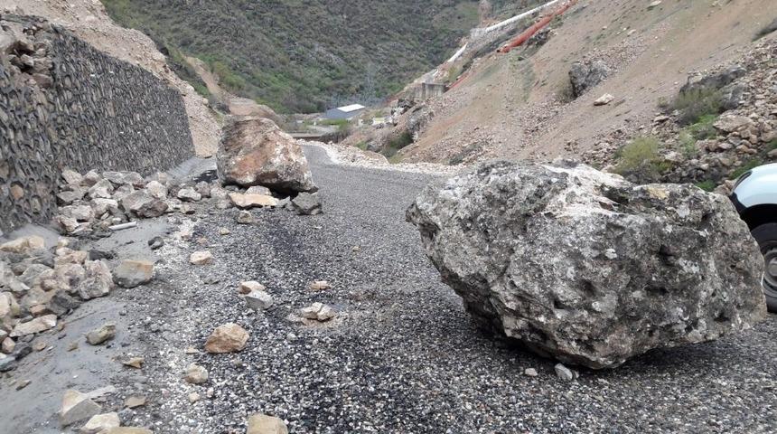 Siirt&rsquo;te dağdan kopan dev kaya par&ccedil;aları yolu ulaşıma kapattı