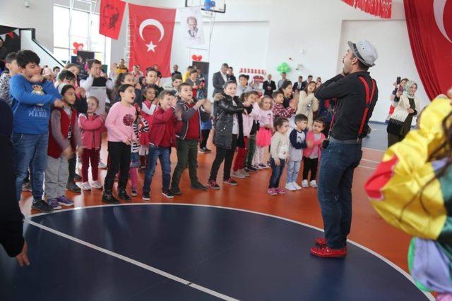 Şehir Hastanesi’nde kalan çocuklar, 23 Nisan coşkusunu doyasıya yaşadı