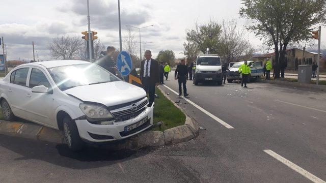 Erzincan’da polis otosu kaza yaptı: 2’i polis 3 yaralı