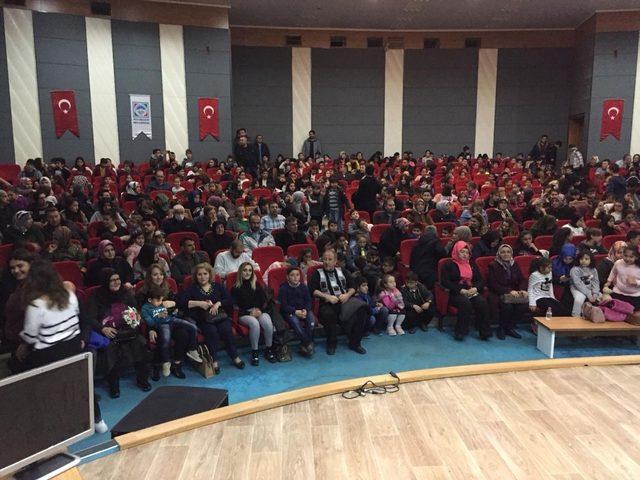 Melikgazi Belediye Başkanı Dr. Mustafa Palancıoğlu, “Önce tiyatro eğitiminin dersini aldılar, sonra oyuncu olarak sahnelediler”