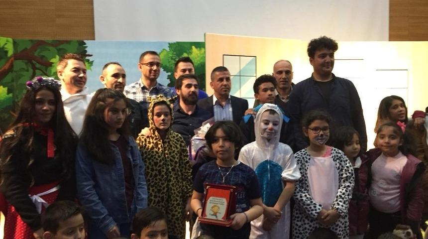 Melikgazi Belediye Başkanı Dr. Mustafa Palancıoğlu, “Önce tiyatro eğitiminin dersini aldılar, sonra oyuncu olarak sahnelediler”