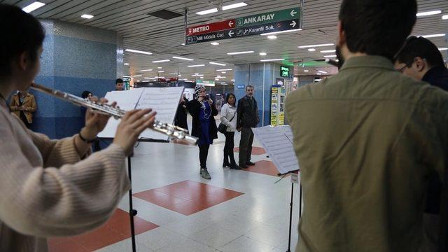 Metrolarda müzik sesi yükseliyor