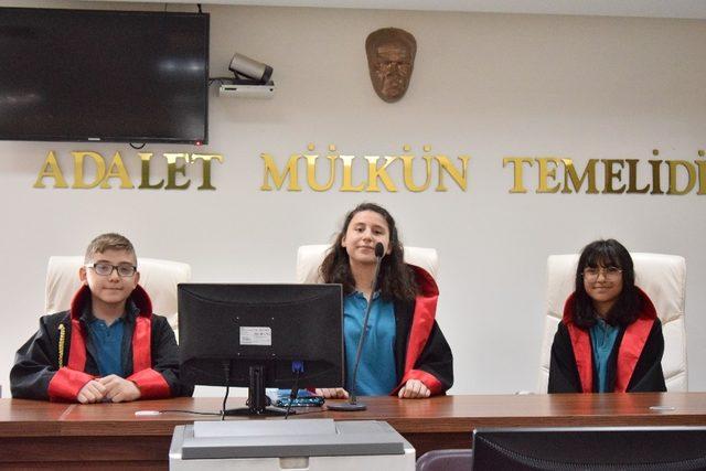 Lapseki’de makam koltuklarına çocuklar oturdu