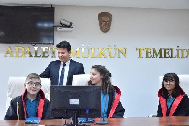 Lapseki’de makam koltuklarına çocuklar oturdu