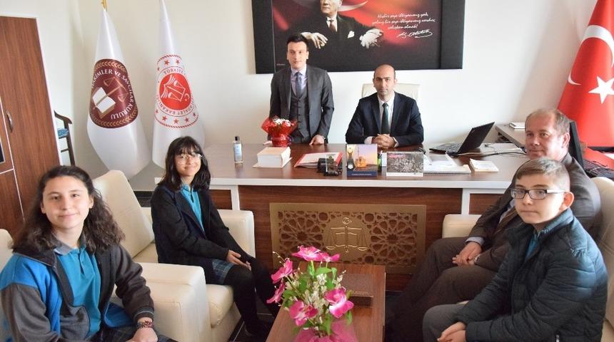 Lapseki&rsquo;de makam koltuklarına &ccedil;ocuklar oturdu