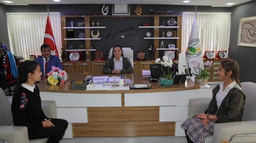 Sungurlu&rsquo;da makam koltuklarına &ccedil;ocuklar oturdu