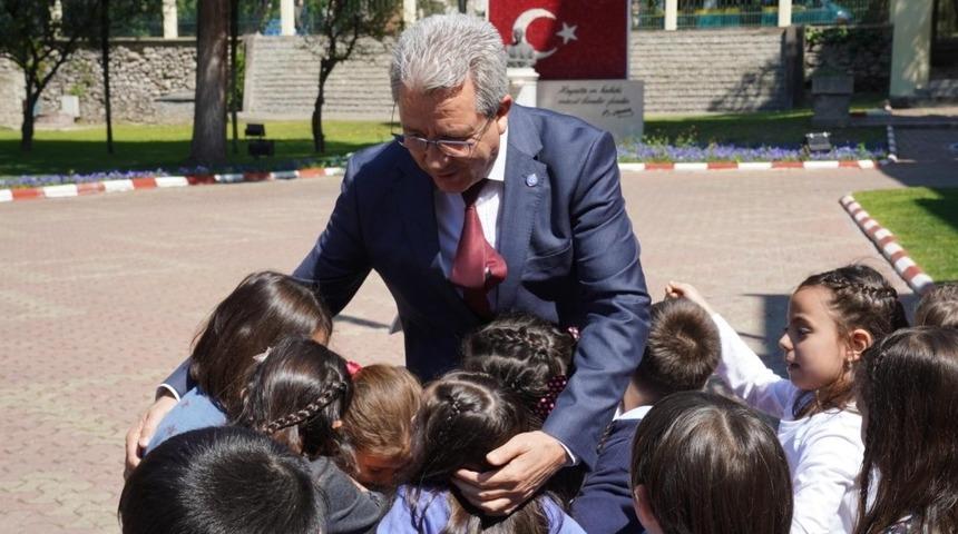 Rekt&ouml;r Budak, miniklerin 23 Nisan coşkusuna ortak oldu