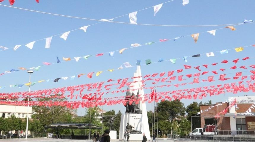 Manisa T&uuml;rk Bayraklarıyla donatıldı