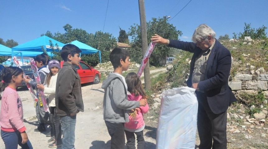 Didimli muhtar &ccedil;ocukları unutmadı