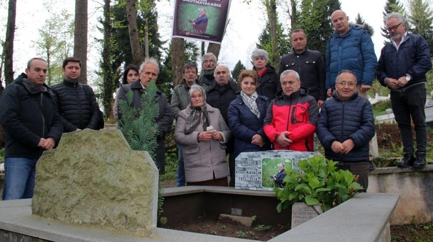 Gazeteci Ahmet Kayacık mezarı başında anıldı