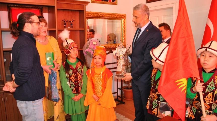 Başkan Biçer’e Kırgız öğrencilerden Manas hediyesi