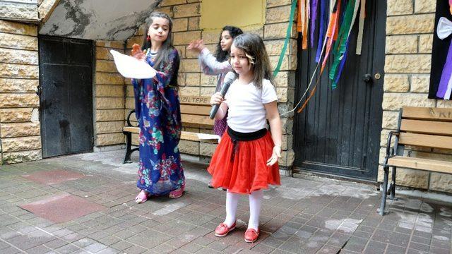 5 yaşındaki Cemrenur, İstiklal Marşı’nı okurken gözyaşlarına boğuldu