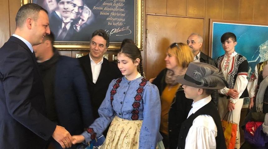 D&uuml;nya &ccedil;ocukları başkan Alan&rsquo;la bir araya geldi