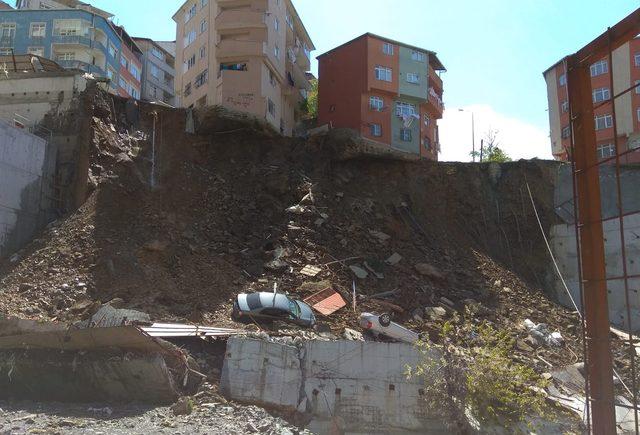 Kağıthane'de inşaat alanının destek duvarı çöktü (1)