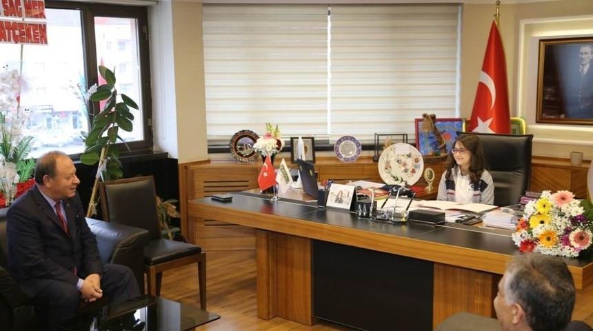 Başkan Opruk&ccedil;u, makamını minik Ceren&rsquo;e devretti